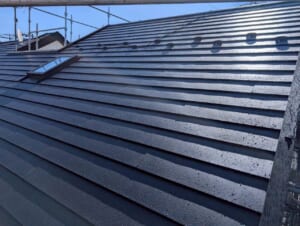 サムネイル画像 東京都西東京市 - 天窓の雨漏り不安を解消！職人が手仕事で仕上げる暖ルーフα プレミアムSで屋根葺き替え