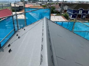 サムネイル画像 兵庫県西宮市 - 築30年以上のスレート屋根を高耐久のスーパーガルテクトで屋根カバー工法