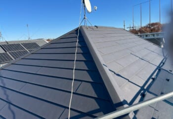 東京都昭島市 - スレートからスーパーガルテクトへ、カバー工法で丈夫かつ長寿命な屋根に