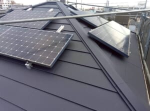 サムネイル画像 東京都足立区 - 屋根カバー工法と太陽光パネル脱着の同時施工