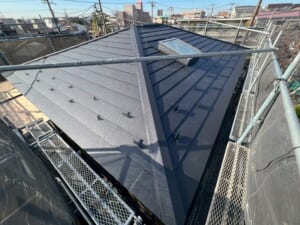 サムネイル画像 千葉県浦安市 - スレート屋根の劣化を解決。スーパーガルテクトによる屋根カバー工法と天窓板金及び雨樋交換