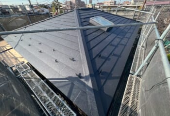 千葉県浦安市 - スレート屋根の劣化を解決。スーパーガルテクトによる屋根カバー工法と天窓板金及び雨樋交換