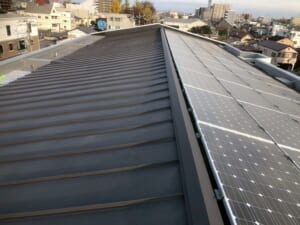 サムネイル画像 群馬県伊勢崎市 - 低勾配でも安心！アスファルトシングルから立平葺きペフ付き（SGL鋼板）への屋根カバー工法