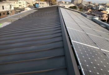 群馬県伊勢崎市 - 低勾配でも安心！アスファルトシングルから立平葺きペフ付き（SGL鋼板）への屋根カバー工法