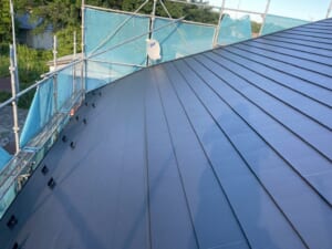 サムネイル画像 横浜市都筑区 - 片流れのスレート屋根をスーパーガルテクトで美しく屋根カバー工法