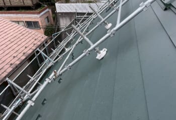 神奈川県逗子市 - スーパーガルテクトの葺き替え工法で落ち着いた美しい屋根にリフォーム