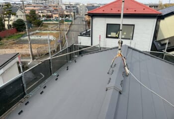 神奈川県川崎市 - 経年劣化によるスレートのヒビや欠けが気になり金属屋根へ屋根リフォーム工事