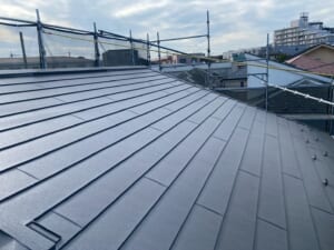サムネイル画像 埼玉県志木市 - スーパーガルテクトで割れたスレート屋根をカバー工法、天窓板金も新調