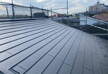 埼玉県志木市 - スーパーガルテクトで割れたスレート屋根をカバー工法、天窓板金も新調