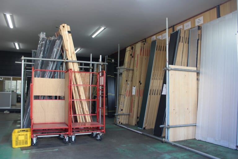 テイガク倉庫内の建材