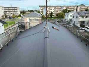 サムネイル画像 埼玉県吉川市 - 色あせスレートをスーパーガルテクトで機能的な屋根にカバー工法リフォーム