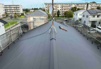 埼玉県吉川市 - 色あせスレートをスーパーガルテクトで機能的な屋根にカバー工法リフォーム