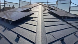 サムネイル画像 埼玉県上尾市 - 安全・高耐久な太陽光パネル付き屋根に！スーパーガルテクトでカバー工法リフォーム