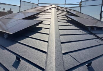 埼玉県上尾市 - 安全・高耐久な太陽光パネル付き屋根に！スーパーガルテクトでカバー工法リフォーム