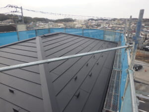 サムネイル画像 川崎市高津区 - スレート屋根を金属屋根のスーパーガルテクトでカバー工法