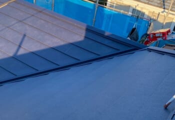 東京都町田市 - 割れたスレートをスタイリッシュな屋根にリフォーム！スーパーガルテクトのカバー工法