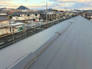 サムネイル画像 滋賀県守山市 - 築20年～30年のノンアスベストのスレート屋根をスーパーガルテクトでカバー工法