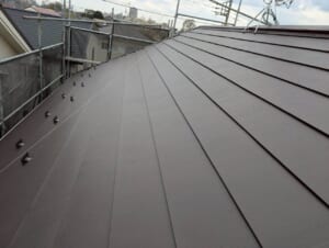 サムネイル画像 東京都国分寺市 - 色褪せたスレート屋根をスーパーガルテクトでカバー工法
