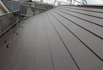 東京都国分寺市 - 色褪せたスレート屋根をスーパーガルテクトでカバー工法