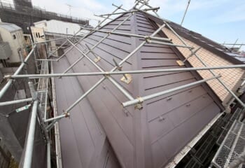 東京都杉並区 - エスヌキで丈夫な棟に！荒れた天気でも安心の屋根カバー工法リフォーム