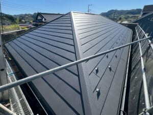 サムネイル画像 千葉県君津市 - 滑落したスレート屋根を金属屋根でカバー工法修理
