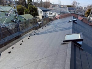 サムネイル画像 東京都杉並区 - 築30年以上の屋根を高耐久ルーフィングとスーパーガルテクトでカバー工法
