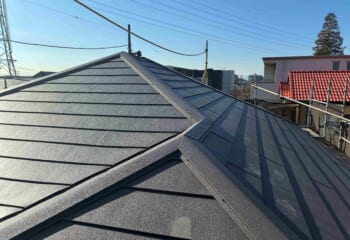 さいたま市大宮区 - 棟板金が剥がれた築20年以上の屋根をスーパーガルテクトでカバー工法工事