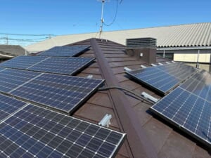 サムネイル画像 埼玉県三郷市 - 太陽光パネルを支える安心の屋根へ、カバー工法とキャッチ工法
