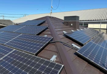 埼玉県三郷市 - 太陽光パネルを支える安心の屋根へ、カバー工法とキャッチ工法
