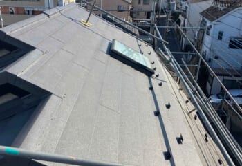 埼玉県川口市 - 天窓の雨漏りを解消！高耐久のスーパーガルテクトで屋根カバー工法
