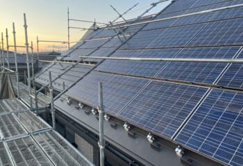埼玉県加須市 - 太陽光パネルを支え雨漏りを防ぐスーパーガルテクトの屋根カバー工法