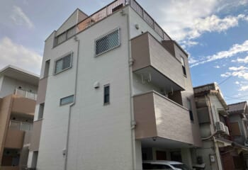 大阪府豊中市 - 通気性に優れた横張り外壁カバー工法で美しくリフォーム