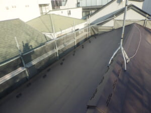 サムネイル画像 東京都渋谷区 - 築年数の経ったアパート屋根をスーパーガルテクトでカバー工法
