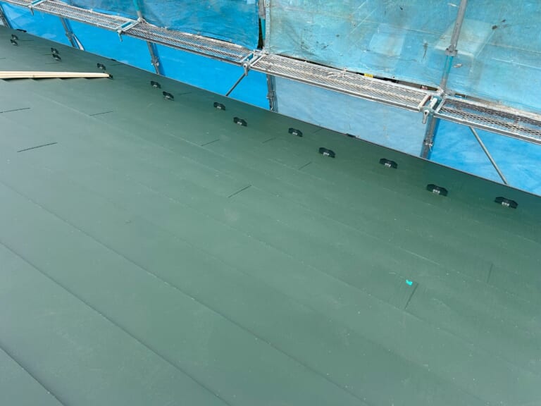 新しい屋根材を設置