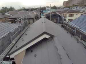 サムネイル画像 千葉県浦安市 - 高機能で雨漏りを防ぐ！天窓撤去とスーパーガルテクトの屋根葺き替え工法