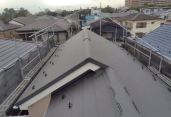 千葉県浦安市 - 高機能で雨漏りを防ぐ!天窓撤去とスーパーガルテクトの屋根葺き替え工法