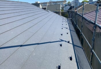 さいたま市南区 - 断熱材の切り欠き処理! スーパーガルテクトで屋根カバー工法