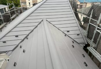 東京都足立区 - 築20年以上の中古物件を美しくリフォーム！スーパーガルテクトの屋根カバー工法