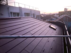 サムネイル画像 埼玉県坂戸市 - ノンアススレートから高耐久の金属屋根へ、スーパーガルテクトのカバー工法