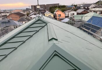 神奈川県川崎市-築20〜30年のノンアスベスト屋根をテイガクルーフでカバー工法リフォームと天窓撤去