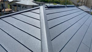 サムネイル画像 埼玉県鶴ヶ島市 - 築30年以上のノンアススレート屋根をスーパーガルテクトでカバー工法