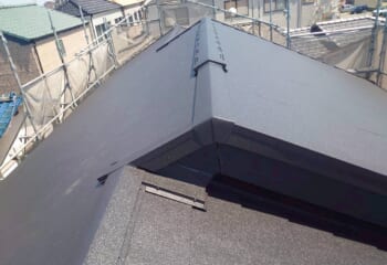 兵庫県尼崎市 - ドーマー解体とスーパーガルテクトのカバー工法で雨水に強い屋根へリフォーム