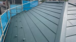 サムネイル画像 東京都小平市 - ボロボロの屋根から変身！緑のスーパーガルテクトでカバー工法リフォーム