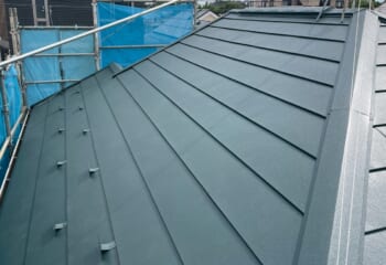 東京都小平市 - ボロボロの屋根から変身！緑のスーパーガルテクトでカバー工法リフォーム