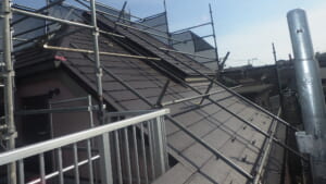サムネイル画像 東京都豊島区 - 雨天も安心の丈夫な屋根へ、劣化したスレートをスーパーガルテクトでカバー工法