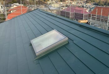 神奈川県鎌倉市 - 築40年以上の屋根を一新！スーパーガルテクトによる葺き替えと天窓カバー工法
