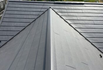 埼玉県川越市 - 割れやすい屋根から耐久性に優れたスーパーガルテクトへのカバー工法工事
