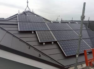 サムネイル画像 群馬県館林市 - 太陽光パネルの脱着にも対応！スーパーガルテクトによる屋根カバー工法