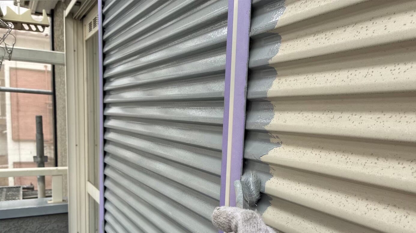 雨戸にサビ止めを塗布