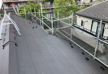 埼玉県川口市 - 築後20年近いノンアススレートを長く安心できる屋根にカバー工法リフォーム